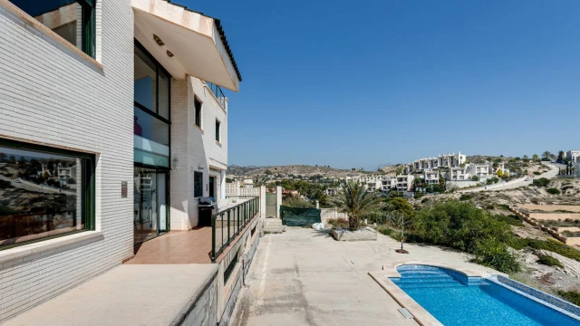 Вилла с потрясающим видом на море и горы в городе El Campello​