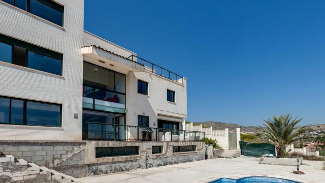 Вилла с потрясающим видом на море и горы в городе El Campello​