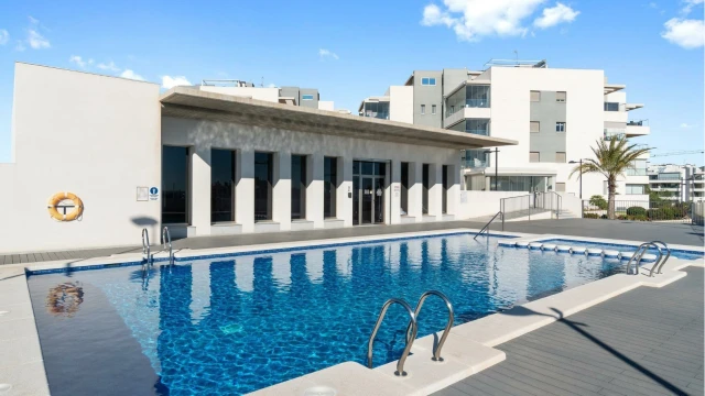 Роскошная квартира с двумя спальнями  в Ориуэла Коста, район Villamartin