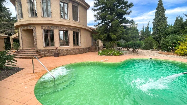 Villa with a large plot and a swimming pool in Ciudad Quesada