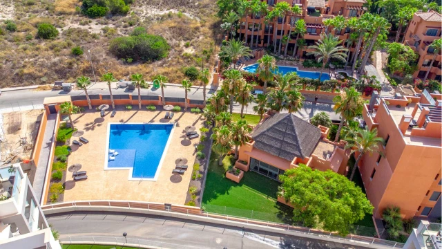 Дом с большим участком в закрытой урбанизации в Ориуэла Коста