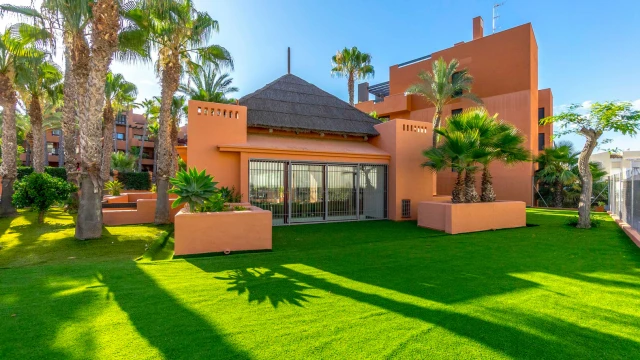 Дом с большим участком в закрытой урбанизации в Ориуэла Коста