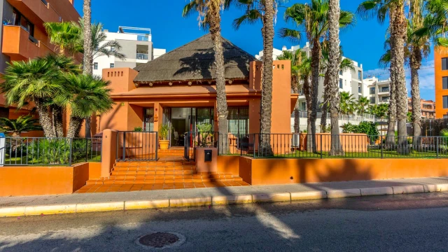 Дом с большим участком в закрытой урбанизации в Ориуэла Коста