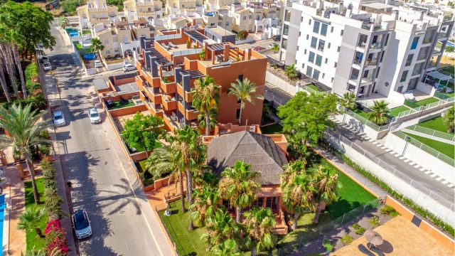 Дом с большим участком в закрытой урбанизации в Ориуэла Коста