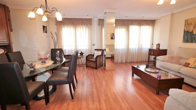 Просторная квартира с тремя спальнями в центре города Торревьеха