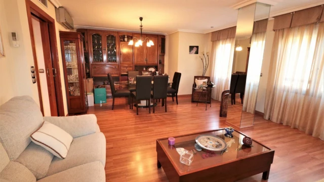 Просторная квартира с тремя спальнями в центре города Торревьеха