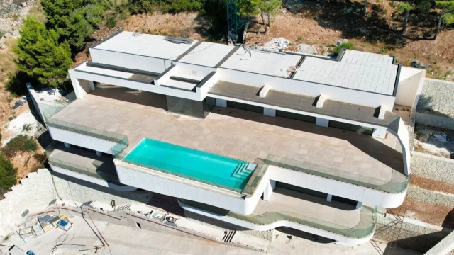 Роскошная вилла с потрясающими видами на море и горы в городе Алтея