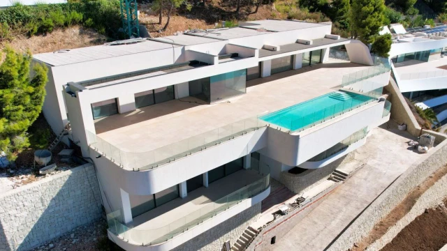 Роскошная вилла с потрясающими видами на море и горы в городе Алтея