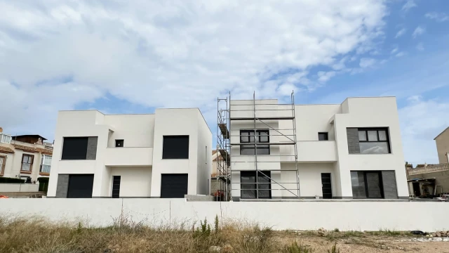Новые виллы с большим прилегающим участком в городе Торревьеха