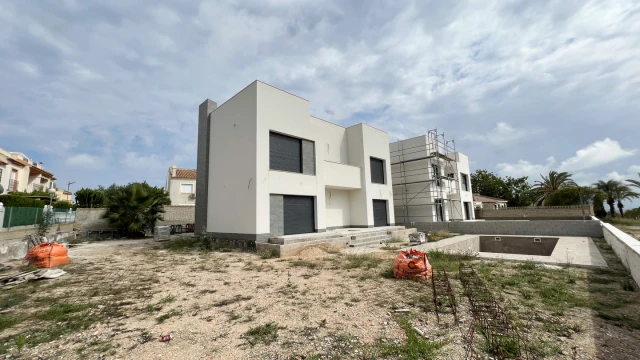 Новые виллы с большим прилегающим участком в городе Торревьеха