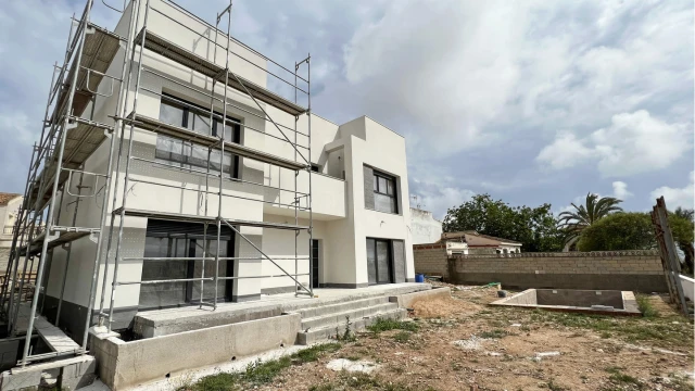 Новые виллы с большим прилегающим участком в городе Торревьеха