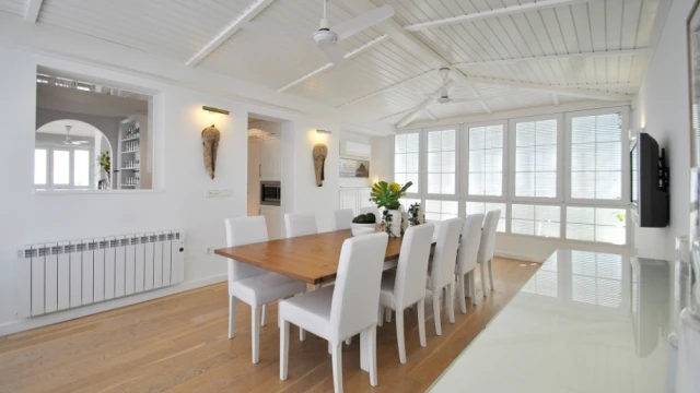 Впечатляющая вилла в городе La Marina