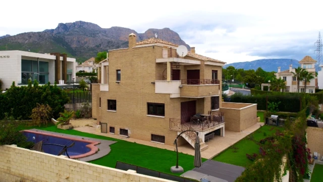 Огромная вилла с красивыми видами в пригороде Бенидорма