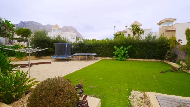 Огромная вилла с красивыми видами в пригороде Бенидорма