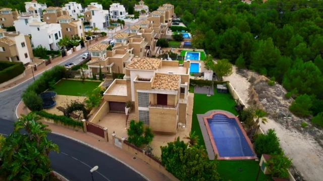 Огромная вилла с красивыми видами в пригороде Бенидорма