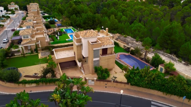 Огромная вилла с красивыми видами в пригороде Бенидорма