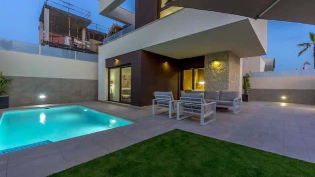 Комфортабельная  вилла с бассейном в городе Сьюдад Кесада