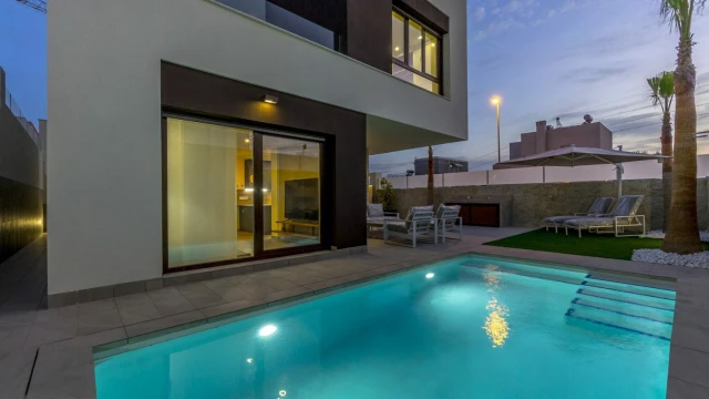 Комфортабельная  вилла с бассейном в городе Сьюдад Кесада