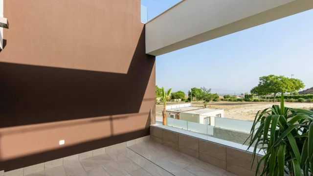 Комфортабельная  вилла с бассейном в городе Сьюдад Кесада