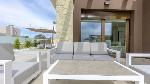 Новая вилла с бассейном в городе Сьюдад Кесада