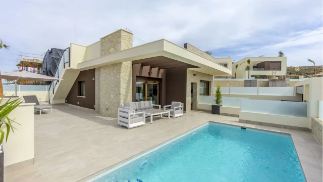 Новая вилла с бассейном в городе Сьюдад Кесада