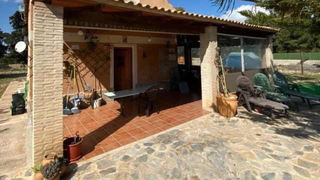 Дом с большим участком на окраине города Algorfa