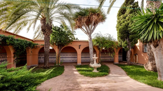 Шикарная вилла у озера в городе Торревьеха