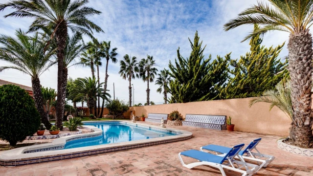 Шикарная вилла у озера в городе Торревьеха