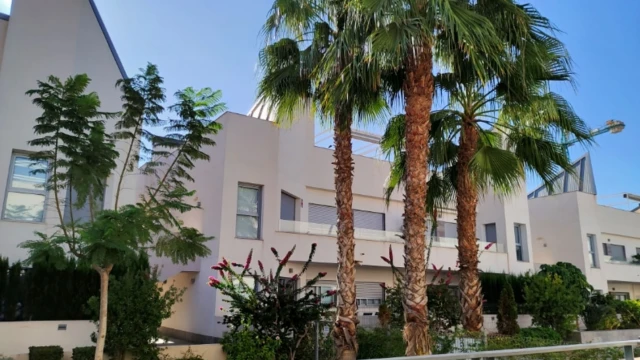 Комфортабельное бунгало в популярном районе в городе Торревьеха