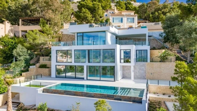 Шикарная вилла с большим участком на берегу моря в городе Алтея 