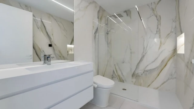 Шикарная вилла с большим участком на берегу моря в городе Алтея 