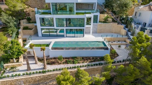 Шикарная вилла с большим участком на берегу моря в городе Алтея 