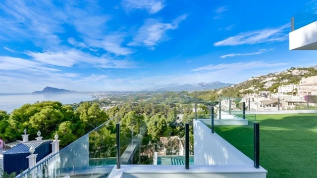 Шикарная вилла с большим участком на берегу моря в городе Алтея 