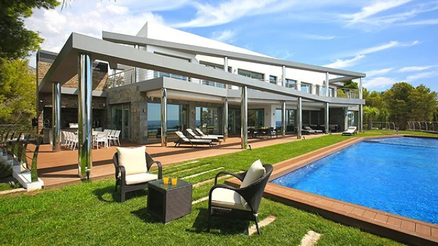 Эксклюзивная вилла в три этажа в городе Алтея