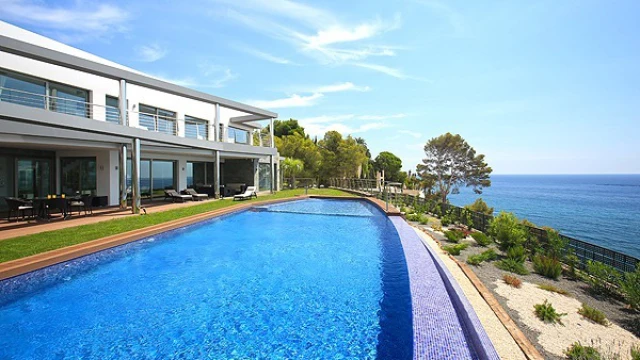 Эксклюзивная вилла в три этажа в городе Алтея