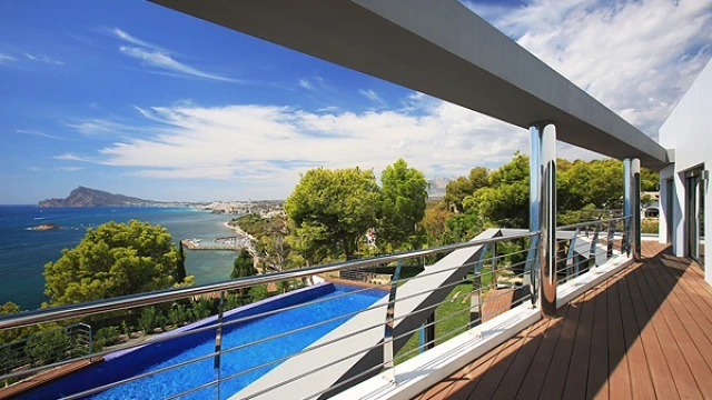 Эксклюзивная вилла в три этажа в городе Алтея