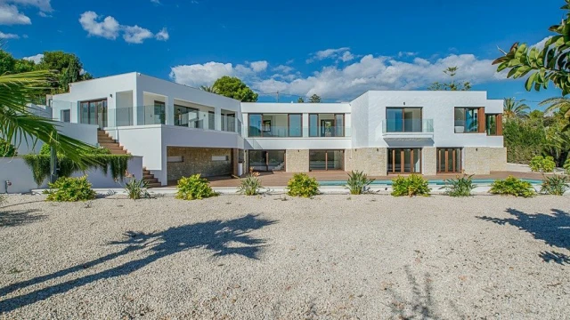 Шикарная вилла с видом на море и горы в городе Альфас дель Пи