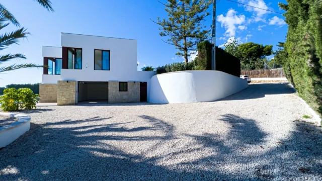 Шикарная вилла с видом на море и горы в городе Альфас дель Пи