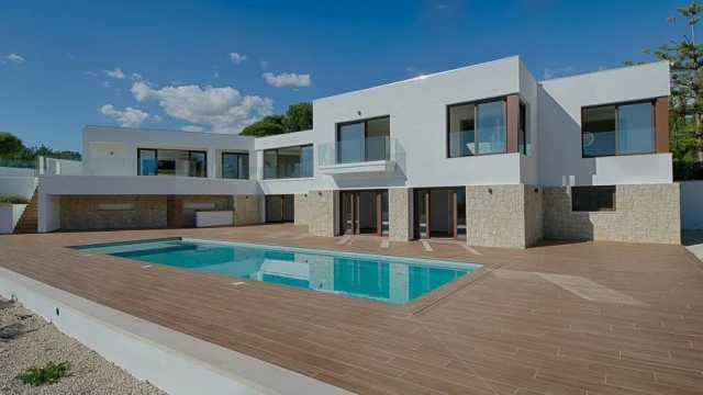 Шикарная вилла с видом на море и горы в городе Альфас дель Пи