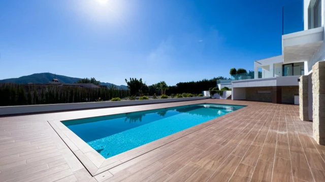 Шикарная вилла с видом на море и горы в городе Альфас дель Пи