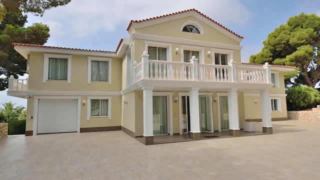 Комфортабельная вилла с видом на море и горы в городе Altea