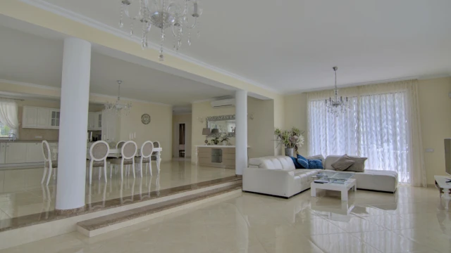 Комфортабельная вилла с видом на море и горы в городе Altea