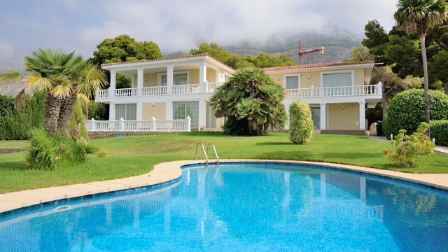 Комфортабельная вилла с видом на море и горы в городе Altea