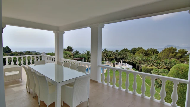 Комфортабельная вилла с видом на море и горы в городе Altea