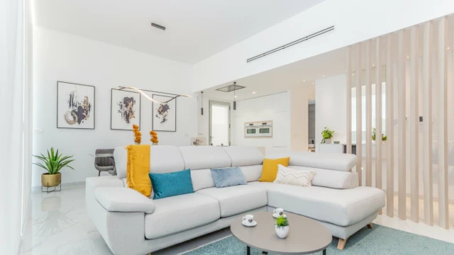 Новая вилла в популярном районе у озера в городе Торревьеха