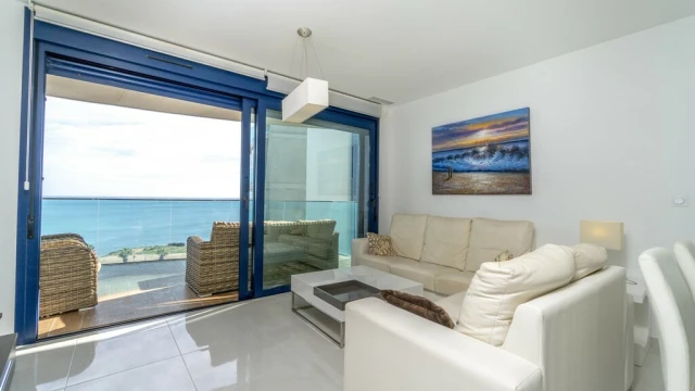 Apartamenty w kompleksie mieszkaniowym klasy premium na pierwszej linii morza w okolicy Punta Prima