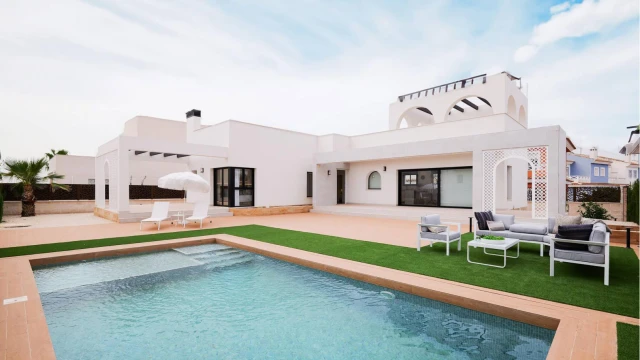 Шикарная вилла готовая к заселению в городе Ciudad Quesada