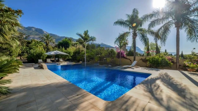 Фантастическая вилла в средиземноморском стиле в городе Алтея