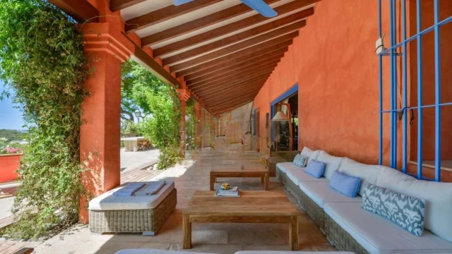 Фантастическая вилла в средиземноморском стиле в городе Алтея