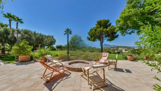 Фантастическая вилла в средиземноморском стиле в городе Алтея